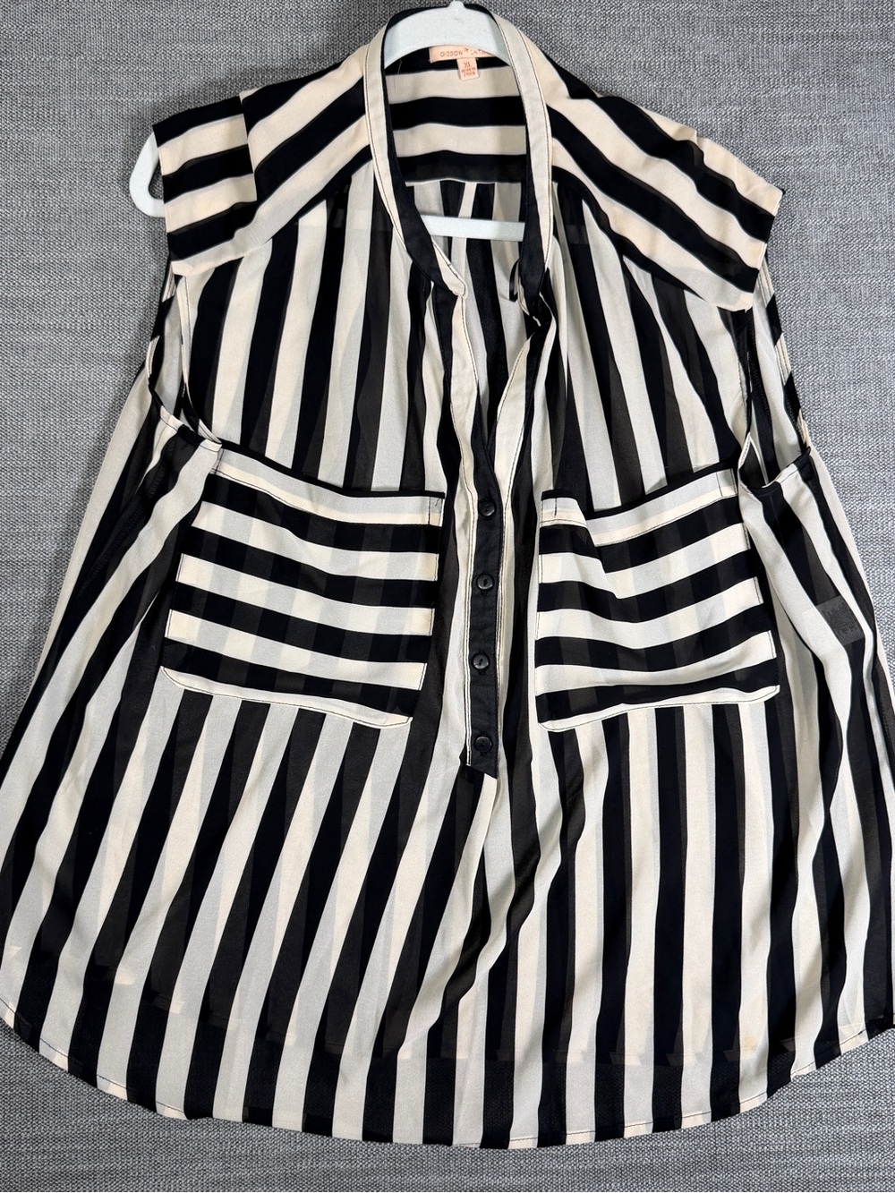 Gibson & Latimer Black & White Striped Sleeveless Button-Down Top